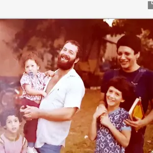 גדעון קורמס עם המשפחה