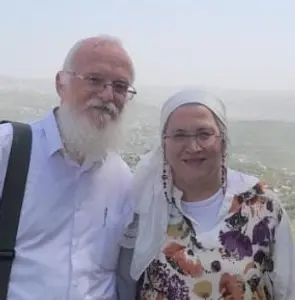 הלל ושפרה ריינוס בעמדה בישוב יצהר