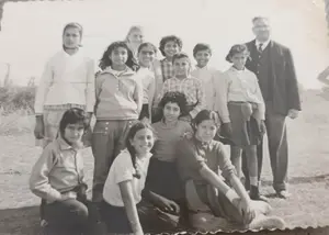 במרכז דליה חבושה ומעליה שאול אזולאי