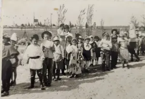 דני ישר, אני, המחנכת רות ויטורז ומלכה נסימי