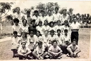 כיתה ז 1964מורה אמיר בתמונה גם תקוה מועלם