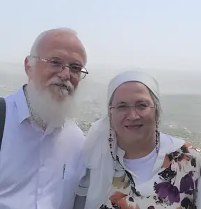 הלל ושפרה ריינוס בעמדה בישוב יצהר