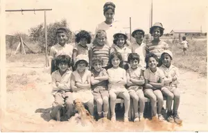 כיתה א במושב עם המורה כרמלה ליד הבית של ציפורה המחזור האחרון של כיתה א במושב