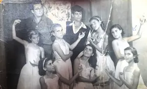 מסיבת הביכורים הודיה תשטו 1955 בניהול המורה אהרון