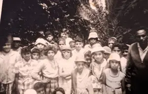 1960 טיול שנתי, המורה נעים, שרה שריפיאן, עזרא מועלם, ירקונה מדמוני דותן, מלכה -משען, תווה מועלם, שאולי אזולאי, אורי מדמון