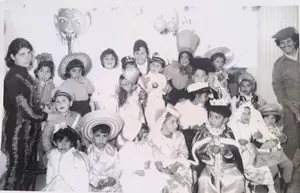 חג פורים 1969 עם הגננת נאוה  והסייעת לבנה לוי