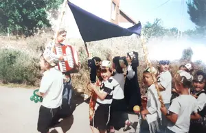 דוד מנצ'ובסקי מחזיק את ספר התורה בתהלוכת ספר תורה בגן ילדי הגננת פנינה,