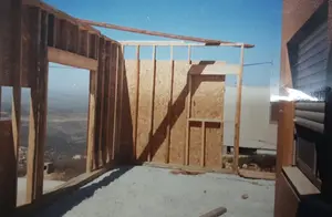 אליהו מנצובסקי מרחיב את האשקובית אליה עברנו מהקרוואן. תשנ''ו