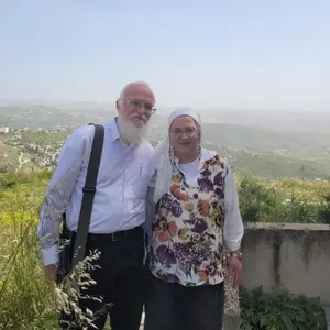 הלל ושפרה ריינוס בעמדה בישוב יצהר