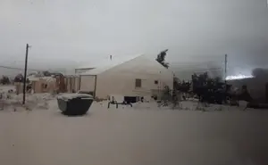 שלג ביצהר בית מנצובסקי במרכז הישוב. תשנ''ז