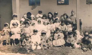 גן במושב עם הגננת אסתר ושולה הסייעת המיתולוגית 