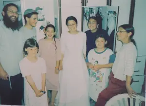 ערב חתונת ברוריה אב תשס''ו, מימין לשמאל שלומית, מור, אילה, ברוריה, תמר, חפצי בה, יהודה, יגאל