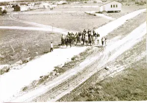 בית הכנסת הישן וברקע מרפאה, גן ילדים ומועדון