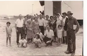 וותיקי המושב בפתח בית הכנסת